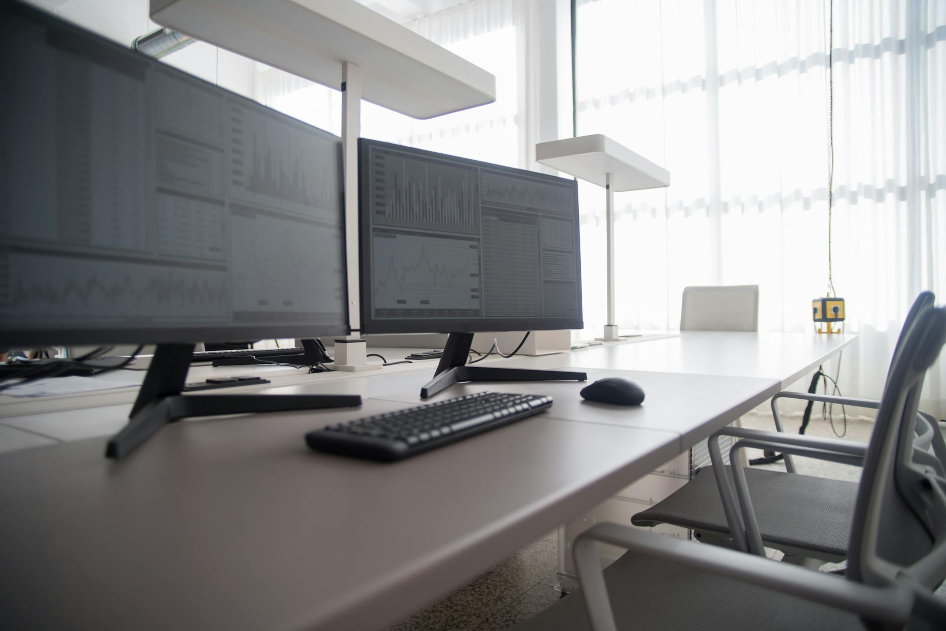 Moderner Arbeitsplatz mit Technologie — KI als Werkzeug im Bewirtschaftungs-Alltag, nicht als Ersatz