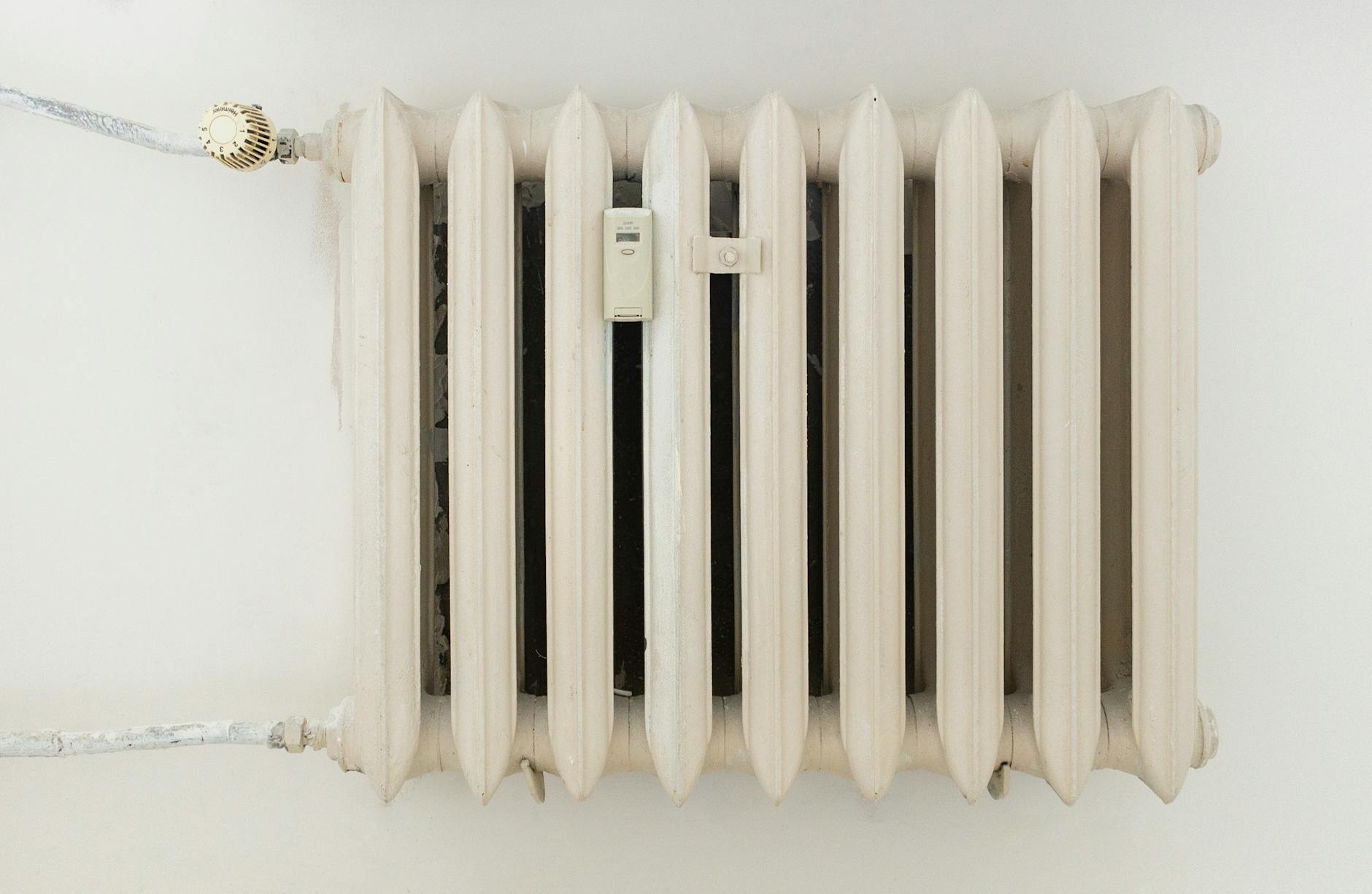 Heizthermostat und Heizkörper im Winter — täglich 47 Mieter-Anfragen pro Bewirtschafter:in zum Thema