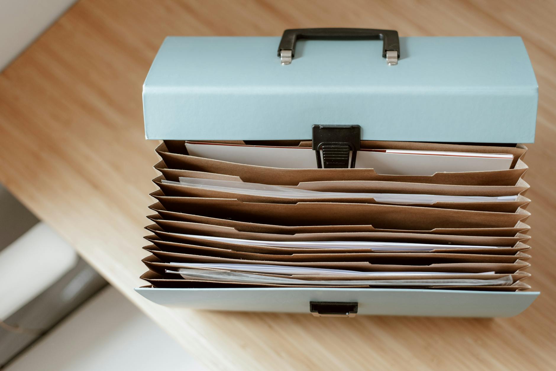 Geordnete Akten und Dossiers auf einem Schreibtisch — das Gedächtnis einer Bewirtschaftung in Papierform