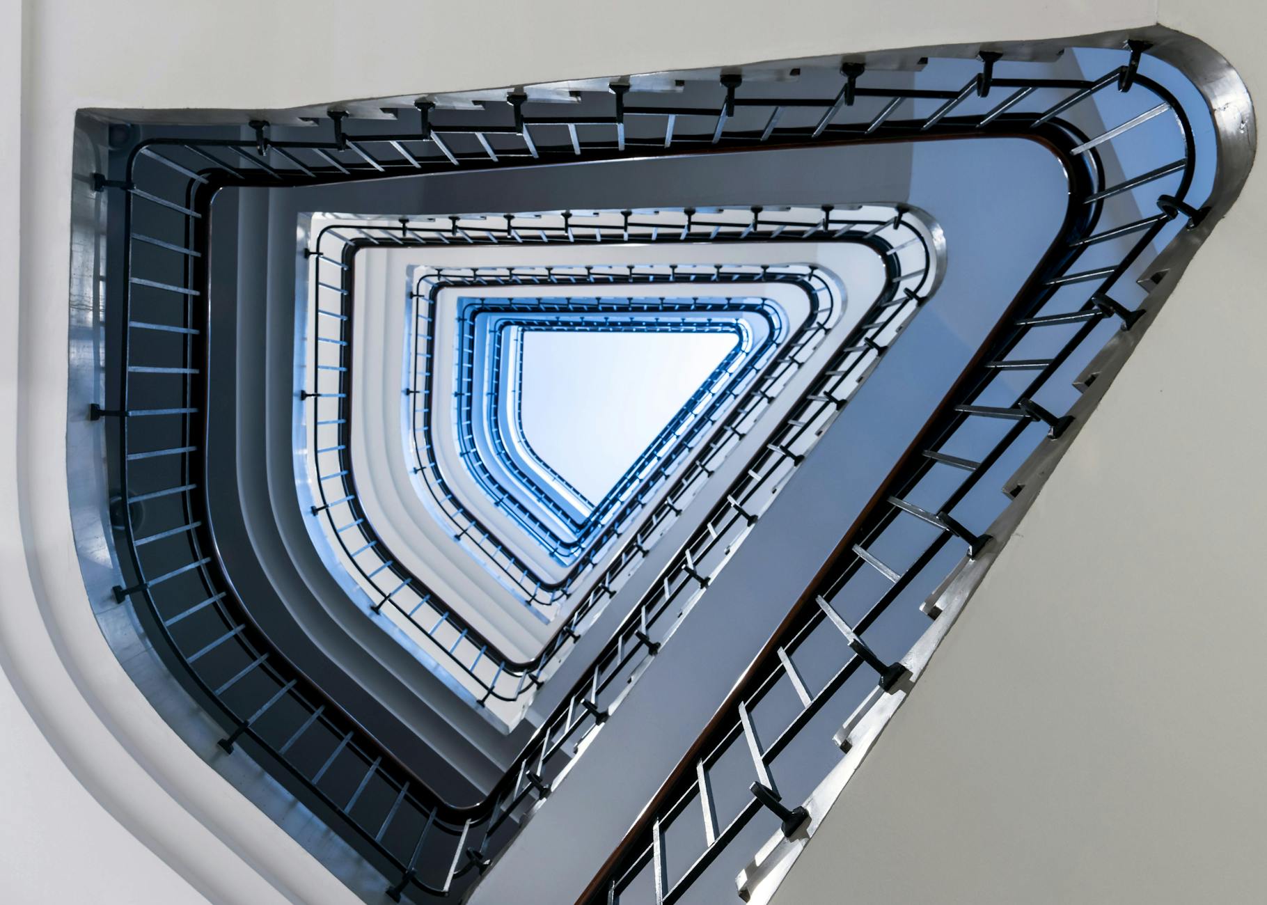 Moderne Treppen-Architektur als Sinnbild für strukturierte Übergabe zwischen Bewirtschaftungs-Ebenen