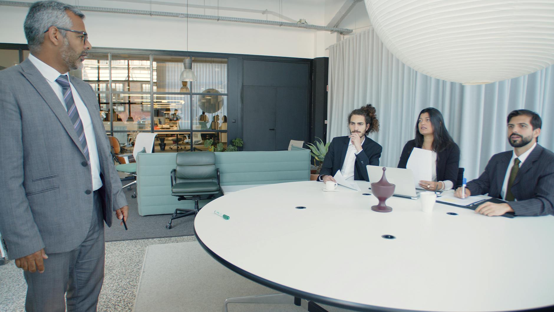 Deutsches Business-Meeting in moderner Büro-Atmosphäre — Vergleich casavi vs Daniel